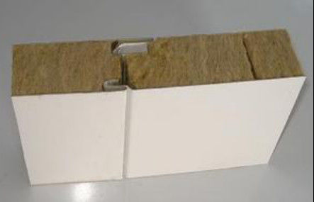 Lamination en rouleau formant des panneaux sandwich en laine de roche