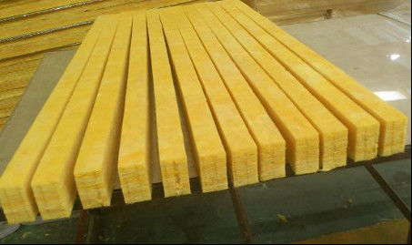 Lamination en rouleau formant des panneaux sandwich en laine de roche