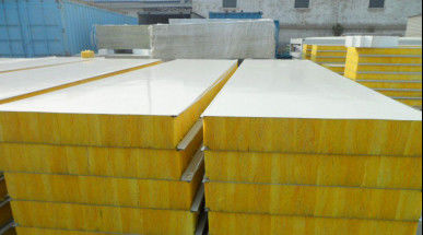 Lamination en rouleau formant des panneaux sandwich en laine de roche