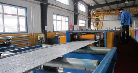 Machine de fabrication de panneaux de plafond de 42 kW pour la décoration murale