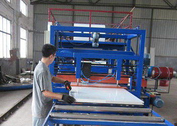 Machine de fabrication de panneaux de réfrigération de chambres froides