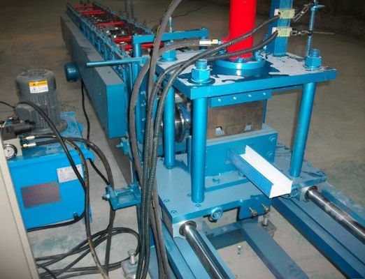 8.Machine de formage de rouleaux à boutons métalliques