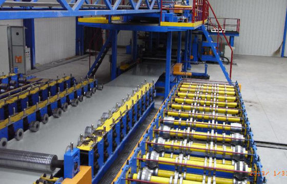 Ligne de panneaux de toiture en rouleau formant des panneaux sandwich en PU
