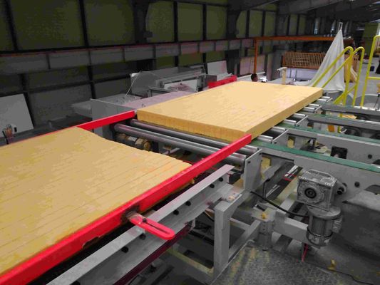 Ligne de coupe automatique pour l'alimentation des panneaux sandwich en laine de roche