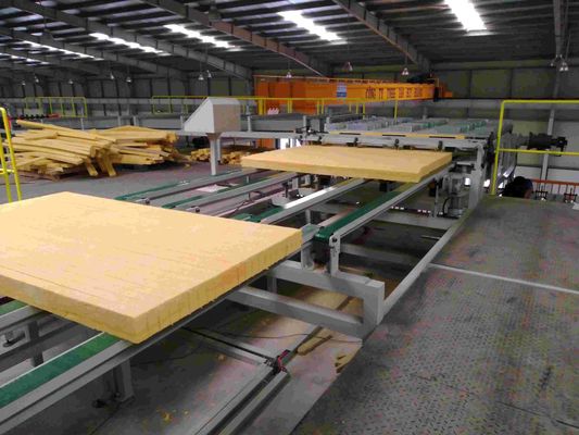 Ligne de coupe automatique pour l'alimentation des panneaux sandwich en laine de roche