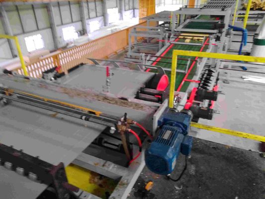 Ligne de coupe automatique pour l'alimentation des panneaux sandwich en laine de roche