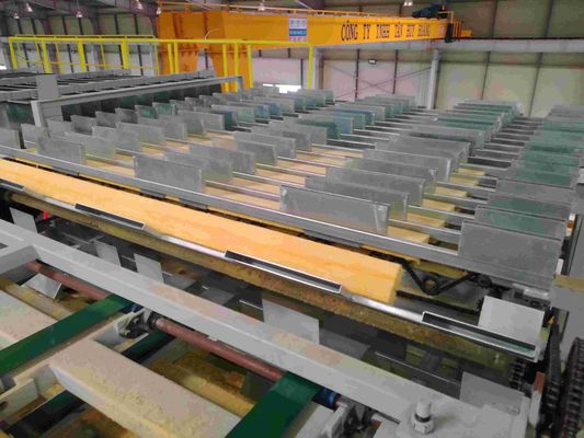 Ligne de coupe automatique pour l'alimentation des panneaux sandwich en laine de roche