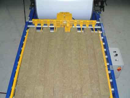 Lamination en rouleau formant des panneaux sandwich en laine de roche