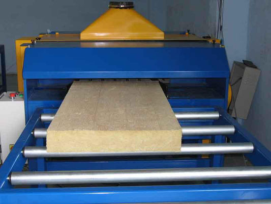 Lamination en rouleau formant des panneaux sandwich en laine de roche