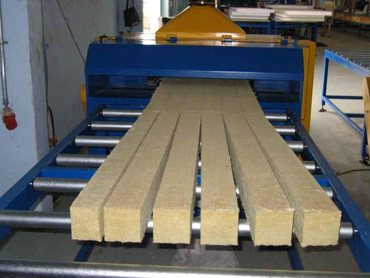 Lamination en rouleau formant des panneaux sandwich en laine de roche