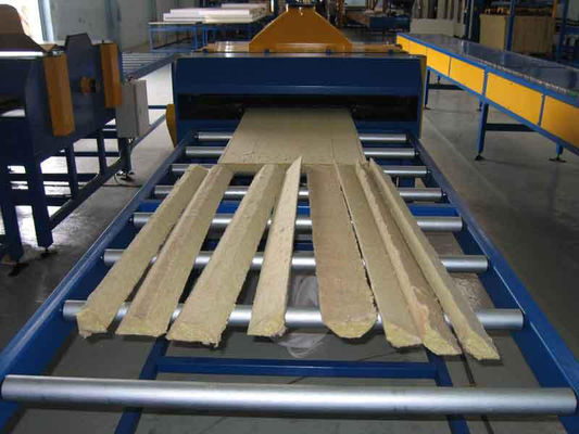 Lamination en rouleau formant des panneaux sandwich en laine de roche