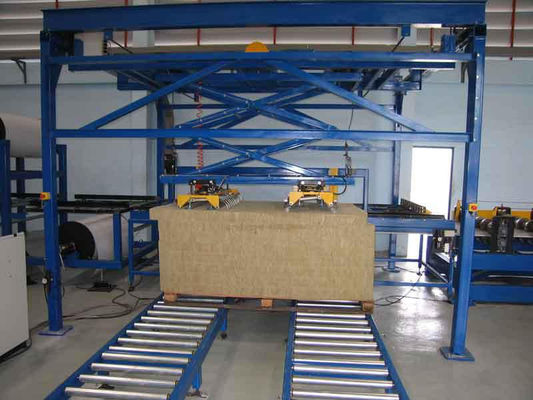 Lamination en rouleau formant des panneaux sandwich en laine de roche