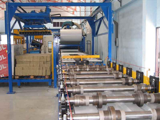 Lamination en rouleau formant des panneaux sandwich en laine de roche