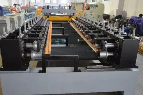 Machines à former des cartes électriques