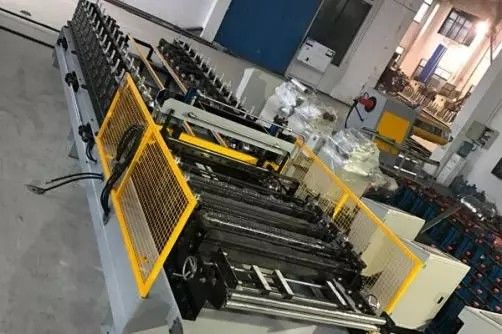Machines à former des cartes électriques