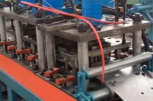Machines de formage des amortisseurs