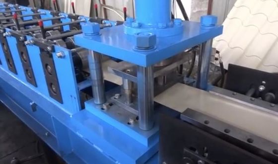 Machines mobiles pour la formation de profilés muraux
