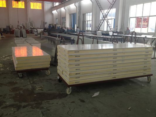 Machine de fabrication de panneaux de réfrigération pour camions de congélation en PU