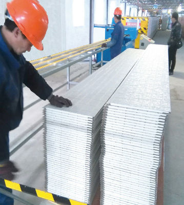 Machine de fabrication de panneaux de plafond en mousse de PU