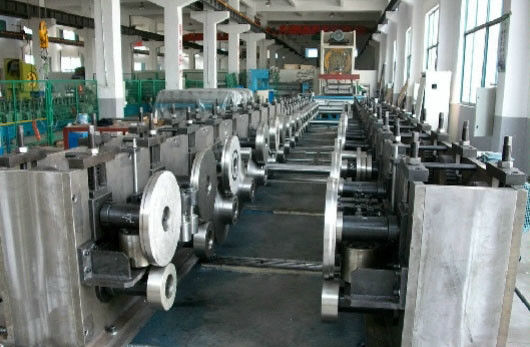 Machine de formage de rouleaux de chemin de câbles