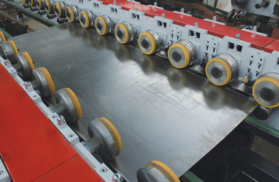 Machine de formage de rouleaux en acier à feuille de porte Gcr15 revêtue