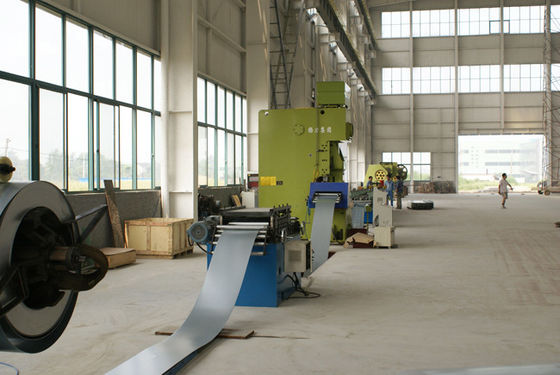 Machine de formage à rouleaux de plaques d'échafaudage