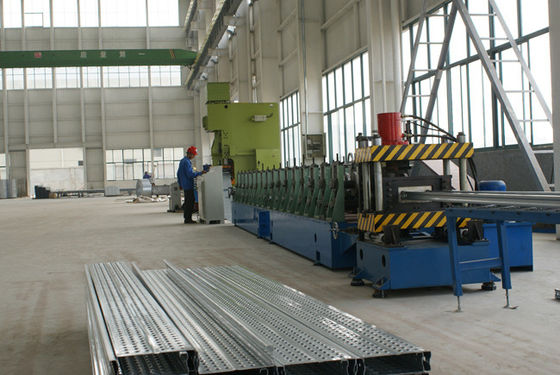 Machine de formage à rouleaux de plaques d'échafaudage