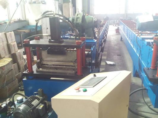 Machine de formage de rouleaux de plaques anti-patinage