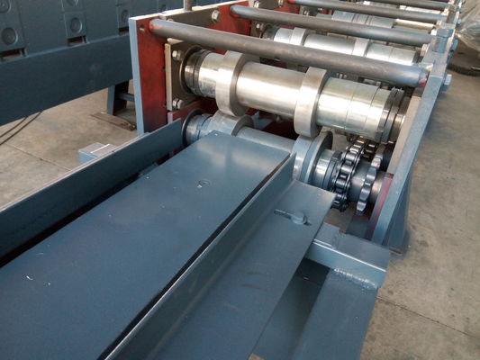Machine de formage de rouleaux de plaques anti-patinage
