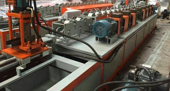 Machine de formage de lattes pour portes de garage