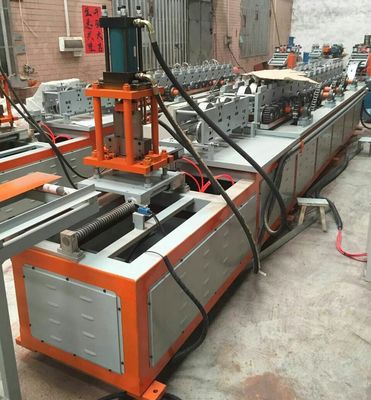 Machine de formage de lattes pour portes de garage