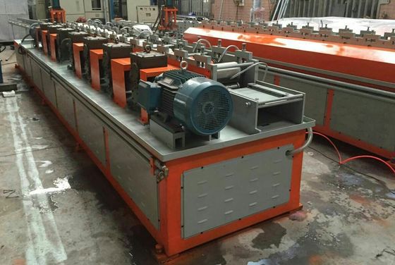 Machine de formage de lattes pour portes de garage