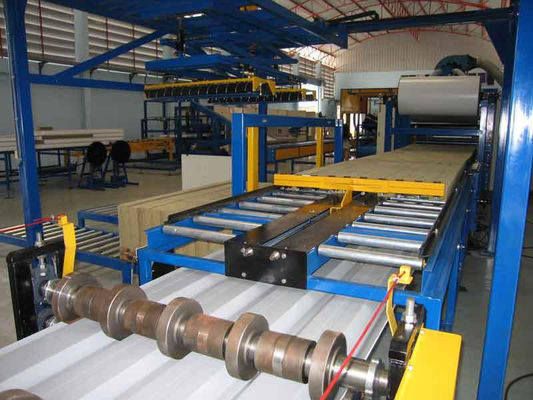 Lamination en rouleau formant des panneaux sandwich en laine de roche